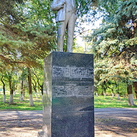 Памятник Ленину возле здания администрации