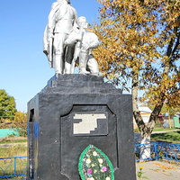 Памятник павшим воинам в боях за хутор в ВОВ