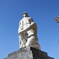 Памятник павшим воинам в боях за хутор в ВОВ (Скульптурная композиция)