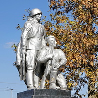 Памятник павшим воинам в боях за хутор в ВОВ (скульптурная композиция крупно)