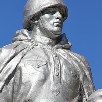 Фрагмент скульптуры солдата на памятнике воинам ВОВ