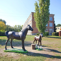 Скульптурная куомпозиция "Кони" у школы