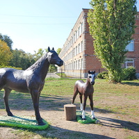 Скульптурная композиция "Кони" и здание школы