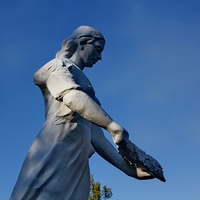 Фрагмент скульптуры памятника на братской могиле