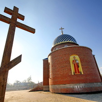 Свято- Успенский храм и поклонный крест