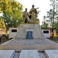 Братская могила и памятник павшим воинам в ВОВ