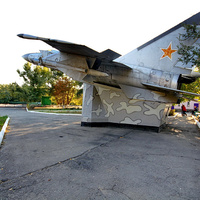 Мемориал павшим воинам-односельчанам в ВОВ -самолет МИГ-25