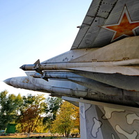 Мемориал павшим воинам-односельчанам в ВОВ -самолет МИГ-25