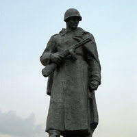 Памятник на братской могиле 379 советских  воинов