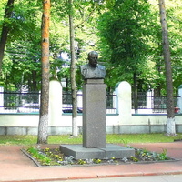 г. Пенза, бюст  Н.Н. Бурденко установлен напротив главного корпуса областной больницы.