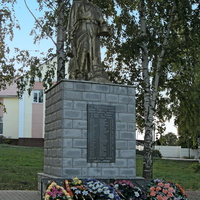 Памятник на братской могиле 12 советских воинов