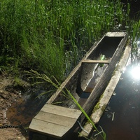 Челнок рыбака на реке Лемёнка