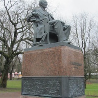 Памятник писателю Ф. Р. Крейцвальду, другой ракурс