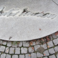Певческое поле, фрагмент подписи на памятнике