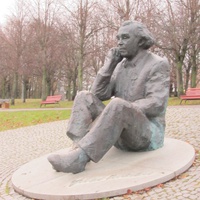 бронзовая скульптура Густава Эрнесакса – эстонского композитора и основоположника хорового движения, другой ракурс