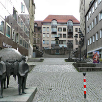 памятник глобусу