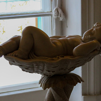 Скульптура амура на Парадной лестнице