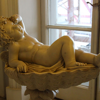 Скульптура амура на Парадной лестнице Екатерининского дворца