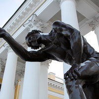 Александровский дворец. Скульптура "Юноша, играющий в бабки"