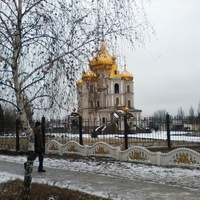 Золотые купола храма