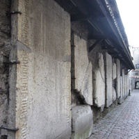 Памятная стена надгробья похороненных в храме влиятельных деятелей, принадлежащих к Братству Черноголовых, большой гильдии и членам Таллинского магистрата.