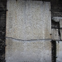 Памятная стена надгробья похороненных в храме влиятельных деятелей, принадлежащих к Братству Черноголовых, большой гильдии и членам Таллинского магистрата.