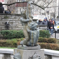 Фонтанная скульптура была установлена в 1945 году