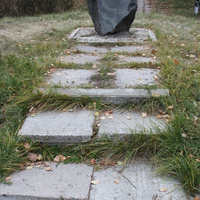 Обоянь. Памятный камень со сбитой табличкой в центре города.