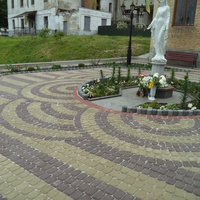 Матінка Божа біля церкви св.Богородиці