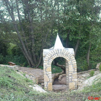 арка над источником