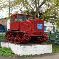 Памятник трактор ДТ-54