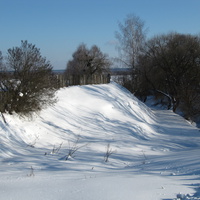 У сельмага.