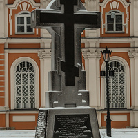Памятный крест в Митрополичьем саду