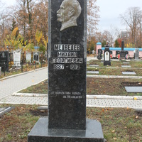 Орёл. Памятник Михаилу Медведеву.