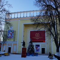 Дом культуры «Металлург» («Зимний клуб»). Памятник Пушкину