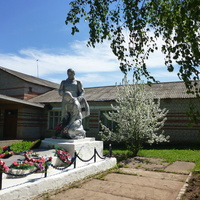 Памятник погибшим воинам у Дома Культуры