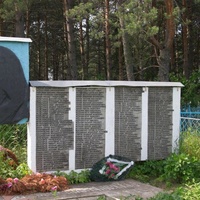 Памятник погибшим в войну у входа на кладбище.