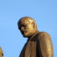 Памятник Ленину у здания школы в селе Цепляево