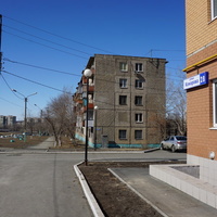 На улице Комарова.