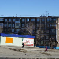 На улице Комарова.