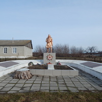 Памятник-братская могила в центре села.