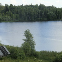 Бани на берегу озера (фотография А. Балихина).