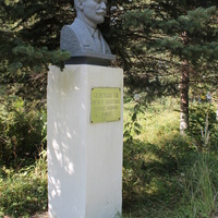 Памятник-бюст установленный в парке в честь героя-революционера Павла Андреевича Черепнина погибшего во время забастовки 25 ноября 1905 года, защищая права рабочих.