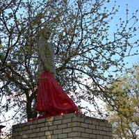 Памятник на братской могиле 9 советских воинов