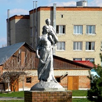 Статуя колхозницы с серпом во дворе больницы города Грайворон