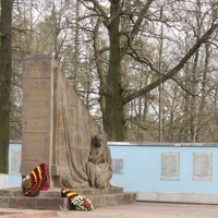Памятник ВОВ в центре посёлка