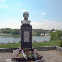 Памятник Жукову в поселке Красная Яруга