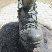 Сосновый Бор, скульптура "туристический ботинок-первопроходец", другой ракурс