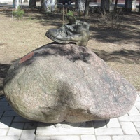 Сосновый Бор, скульптура "туристический ботинок-первопроходец"