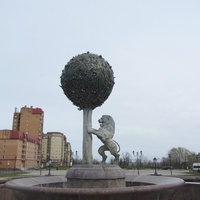 Ломоносов, фонтан и лев, другой ракурс